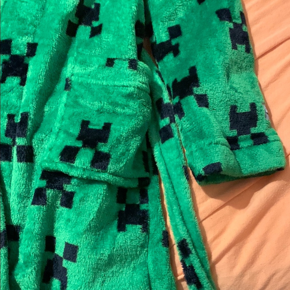 Green Robe with Black Pattern - Picture 2 of 5